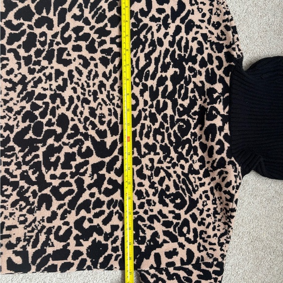 Tahari Women's Leopard Animal Print Turtleneck Sweater Size (M) Beige And Black - Picture 8 of 12